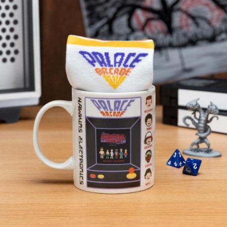 17904-SET DE TAZA Y CALCETINES STRANGER THINGS PALADONE REDSTRING PP9884ST