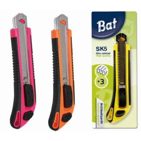 2497-CUTER ERGONOMICO ANTIDESLIZANTE + 3 CUCHILLAS ALTA CALIDAD COLORES SURTIDOS BISMARK 312209 (CUTTER)