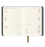 30883-AGENDA 2026 MANHATAN SEMANA VISTA BOLSILLO 8,5 X 13 CM. COLOR AZUL DOHE 12870 - 26