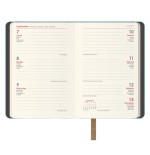 30889-AGENDA 2026 MANHATAN SEMANA VISTA BOLSILLO 8,5 X 13 CM. COLOR VERDE DOHE 12873 - 26