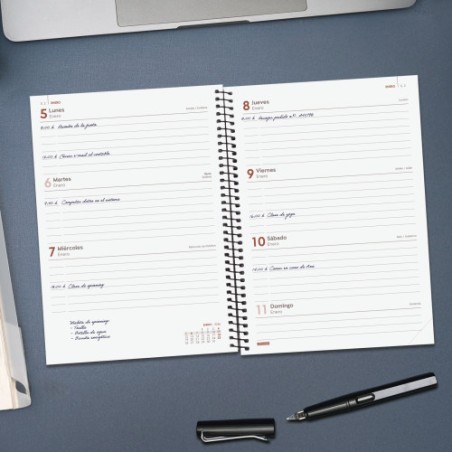 33161-AGENDA 2026 BASIC OPAQUE E10 155X212MM SEMANA VISTA HORIZONTAL BURDEOS FINOCAM 742767426